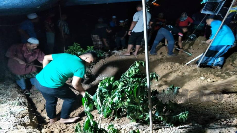 PASANGAN suami isteri yang maut dalam kemalangan di Jalan Gua Musang-Kuala Lipis dikebumikan dalam satu liang lahad di Tanah Perkuburan Islam Kampung Lembaga. FOTO RAMLI IBRAHIM