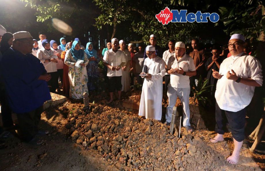 Ahli keluarga mengaminkan doa ketika majlis pengebumian Allahyarham Shyzlin Hathaman yang meninggal dunia di Peru dan selamat dikebumikan di Tanah Perkuburan Islam Kebun Teh, Johor Bahru. FOTO HAIRUL ANUAR RAHIM