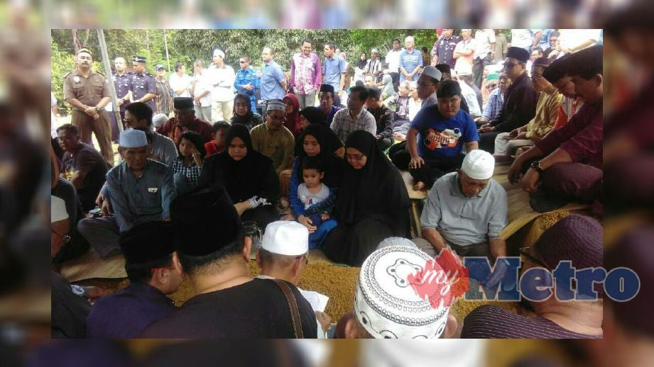 Keluarga dan kenalan yang hadir pada majlis pengebumian Allahyarham Zainudin. FOTO Abnor Hamizam Abd Manap.