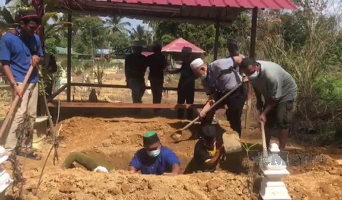 JENAZAH Che Azhar dikebumikan di Tanah Perkuburan Islam Serdang Muda, Pak Badol. FOTO Hazira Ahmad Zaid 