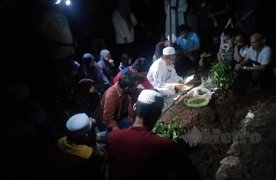 JENAZAH Mohd Nor Hishamudin dikebumikan di Tanah Perkuburan Islam Kampung Pinang Seberang, Kamunting, malam tadi. FOTO MUHAMMAD ZULSYAMINI SUFIAN SURI