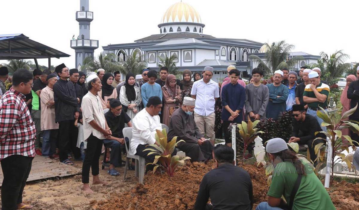 JENAZAH Allahyarham Tia Jinbara selamat dikebumikan di Tanah Perkuburan Masjid Kota Raja, Klang. FOTO Amirudin Sahib