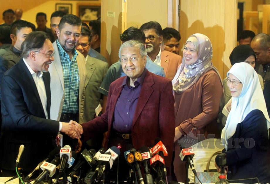 TUN Dr Mahathir Mohamad bersalam bersama Anwar Ibrahim selepas sidang media mesyuarat Majlis Presiden Pakatan Harapan. FOTO MOHD FADLI HAMZAH