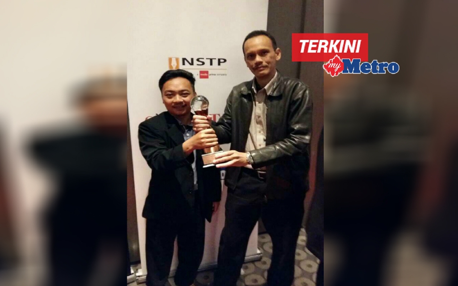 Yusri (kanan) bersama Mohd Firdaus menunjukkan pingat gangsa yang dimenangi pada Anugerah Media Asia 2017. 