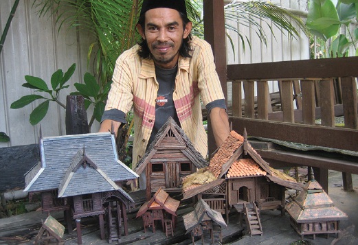 SHAH bersama model rumah tradisional yang dibinanya.