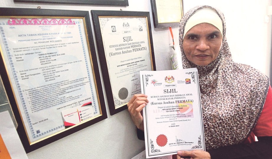 SITI AZHA menunjukkan sijil yang diterima sepanjang terbabit dalam bidang asuhan kanak-kanak.