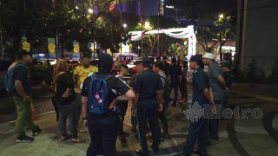 Penjaja tanpa lesen melakukan provokasi terhadap anggota penguat kuasa DBKL ketika operasi di Dataran Merdeka, Kuala Lumpur, semalam. FOTO ihsan DBKL