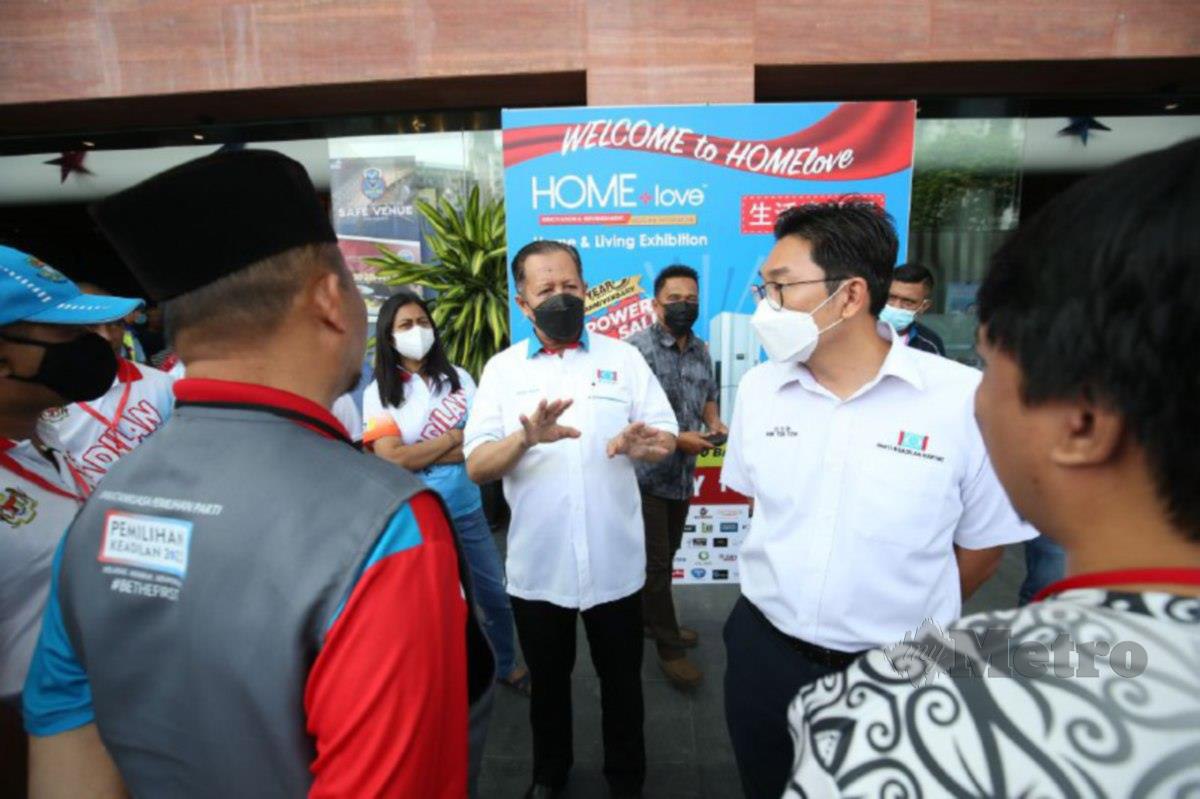 ABDUL Halim (dua dari kiri) dan Tze Tzin (kanan) hadir pada pemilihan PKR bagi Ketua Cabang Bayan Baru. FOTO Mikail Ong