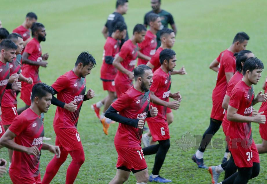 PEMAIN Kedah menjalani latihan kecerdasan di Stadium Sultan Abdul Halim Mu'adzzam Shah sempena separuh akhir pertama Piala Malaysia diantara Kedah menentang Pahang di Stadium Darul Aman pada 19 Oktober ini. FOTO/SHARUL HAFIZ ZAM