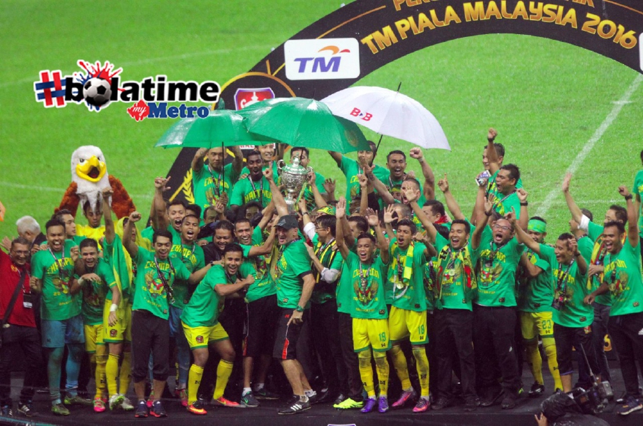 Pemain Kedah meraikan kejayaan menjulang Piala Malaysia di Shah Alam. FOTO HM