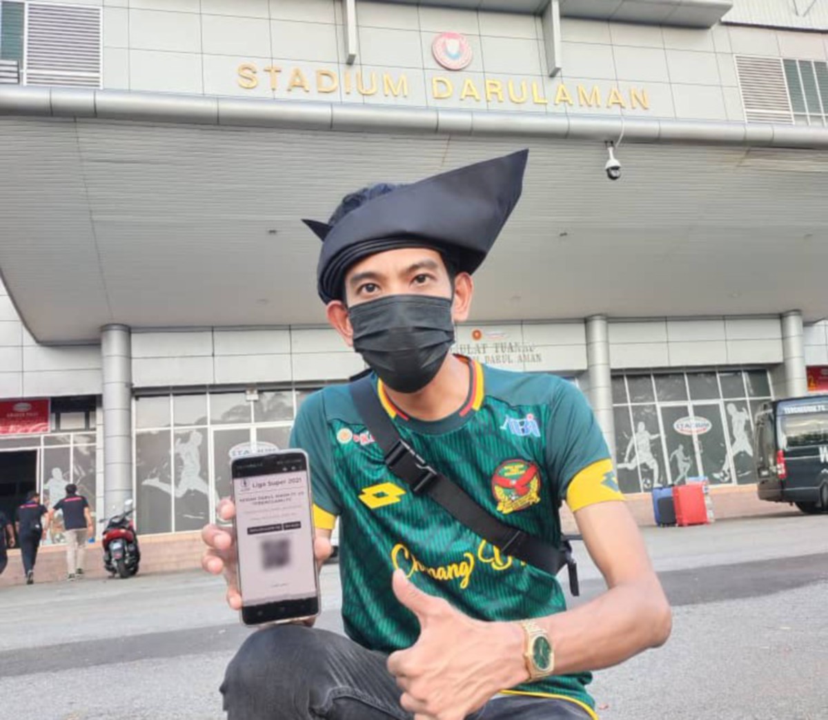 Penyokong Kedah Hafizuddin Mahadzir dari Sungai Petaniantara penyokong terawal hadir ke Stadium Darul Aman FOTO Izzali Ismail