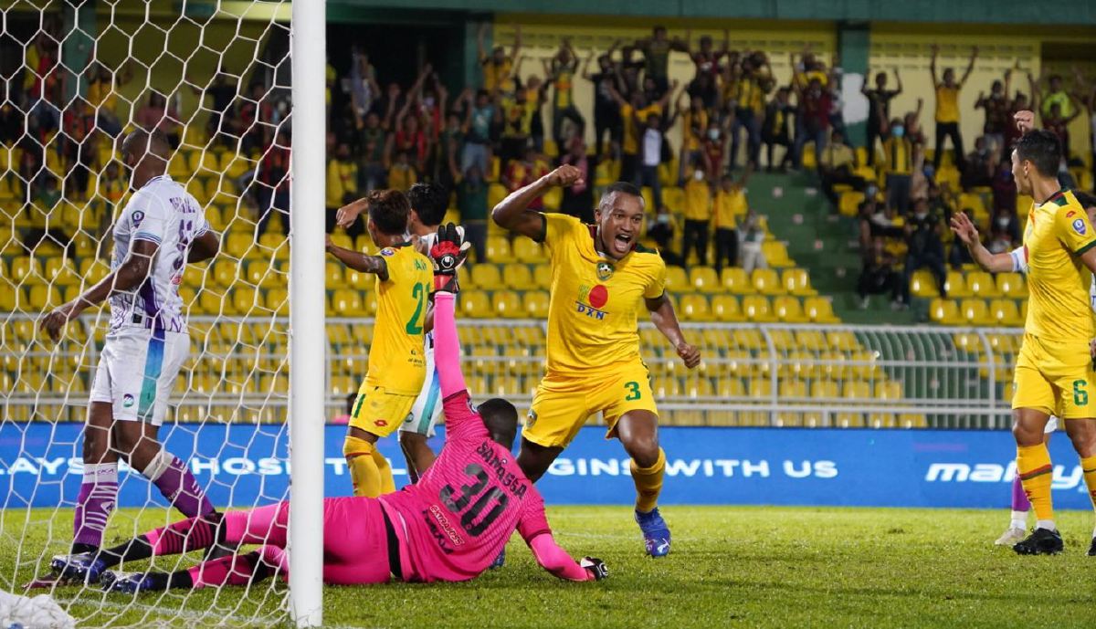 CELVIN meraikan jaringannya ketika menentang Sri Pahang. FOTO KDA FC