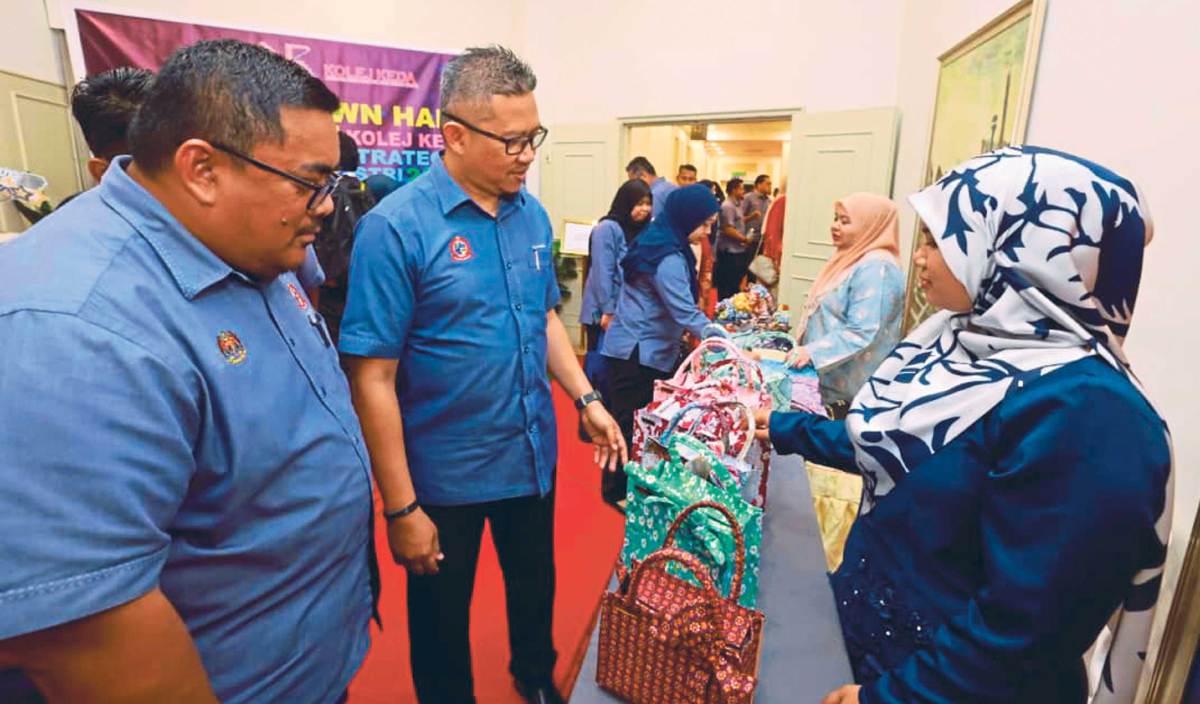 ISMASUHAIMI (dua dari kiri) ketika melihat produk dan beramah mesra dengan alumni Kolej KEDA.  FOTO Noorazura Abdul Rahman