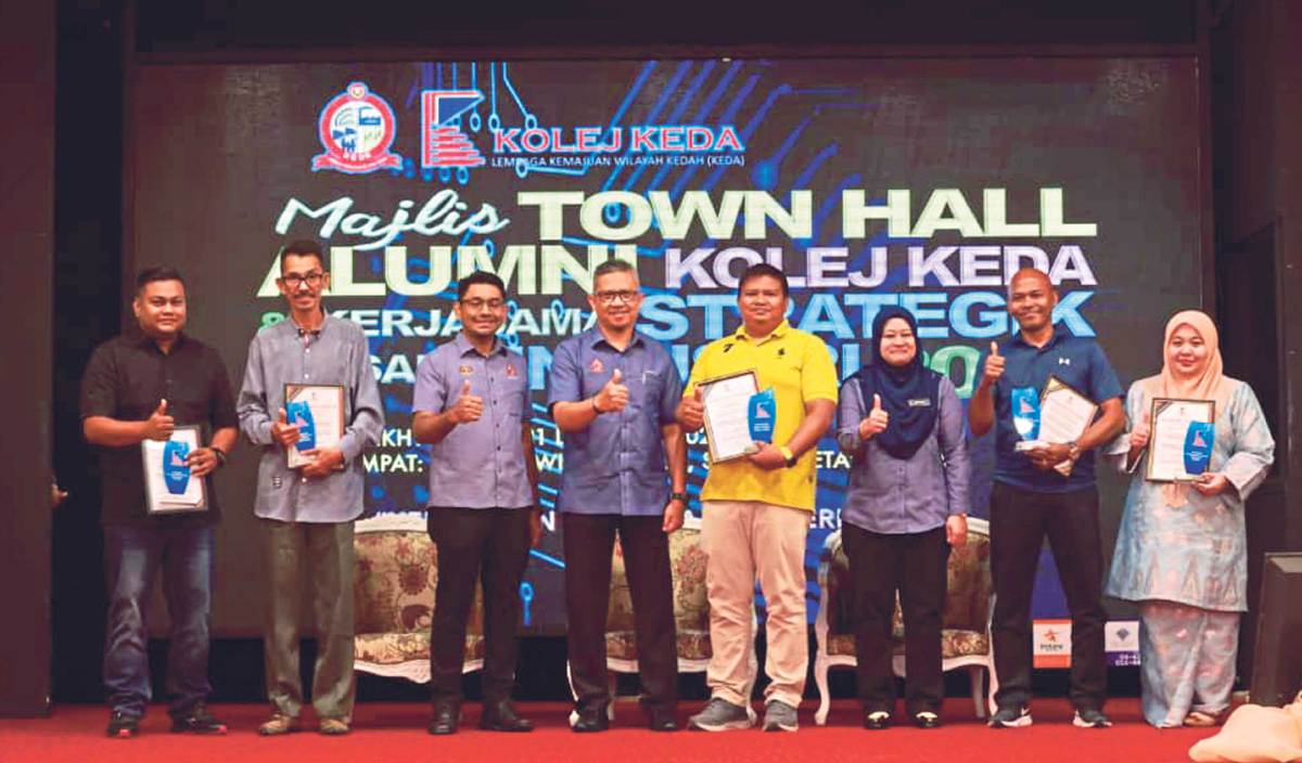 ISMASUHAIMI (empat dari kiri) bergambar bersama penerima Anugerah Alumni  Kolej KEDA pada Majlis Town Hall Bersama Alumni Kolej KEDA dan Kerjasama Strategik Bersama Industri Tahun 2023. FOTO BERNAMA