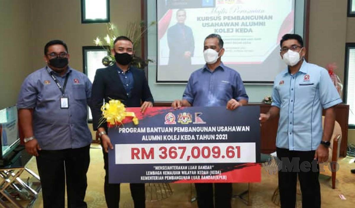 BANTUAN peralatan berjumlah RM367,000 diberikan kepada peserta menerusi Program Bantuan Pembangunan Usahawan Alumni Kolej KEDA. FOTO Noorazura Abdul Rahman