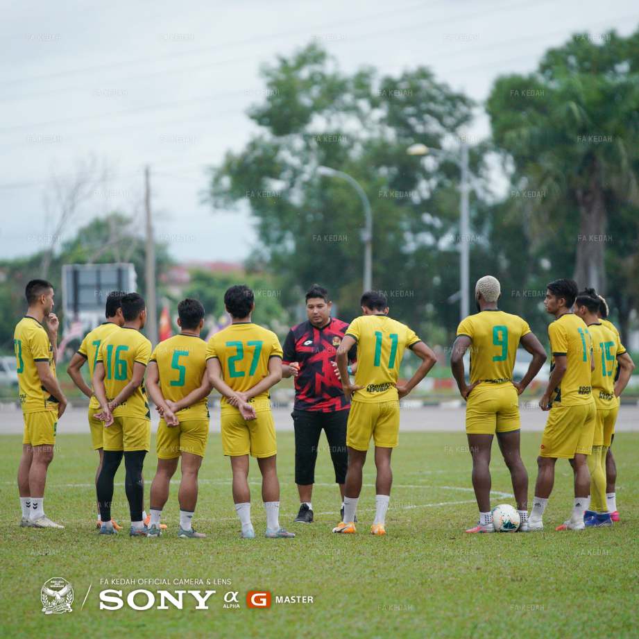 AIDIL (tengah) memperkatakan sesuatu kepada barisan pemainnya ketika sesi latihan menjelang pertemuan dengan Felda United. FOTO FB FA Kedah 