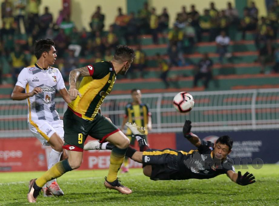 RODRIGUEZ (dua kiri) mengatasi penjaga gol Negeri Sembilan untuk gol kedua Kedah. — FOTO Sharul Hafiz Zam