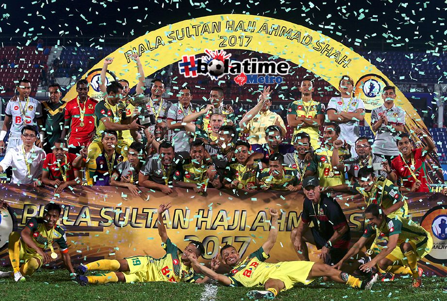 PEMAIN Kedah menjulang trofi meraikan kemenangan menumpaskan JDT menerusi sepakan penalti 5-4 ketika perlawanan Piala Sumbangsih di Stadium Tan Sri Hassan Yunos, Larkin tahun lalu. Foto fail