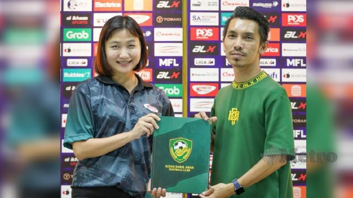 PEMANGKU Ketua Pegawai Eksekutif KDA FC, Shahrul Samsudin (kanan) menandatangani perjanjian dengan Pengarah HYL Marketing Sdn Bhd (Xpress Point), Saw Mei Yee, baru-baru ini. FOTO KDA FC 