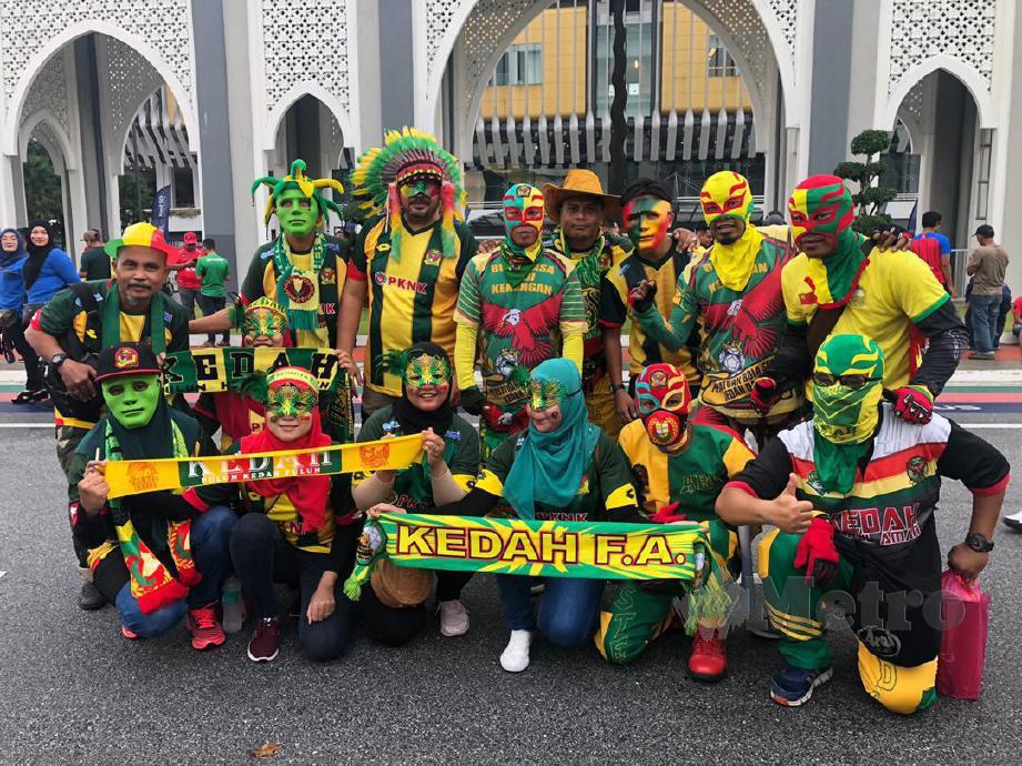 Geng bertopeng, baju bendera memukau