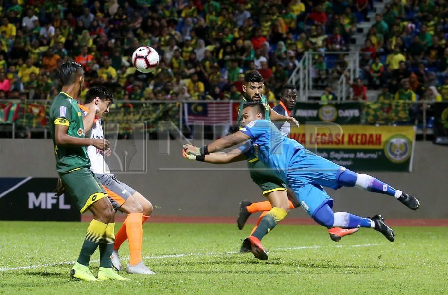 IFWAT (kanan) menghalang asakan pemain PKNP FC, Yashir Pinto (dua kiri) pada aksi Liga Super di Manjung, malam ini. - FOTO Abdullah Yusof