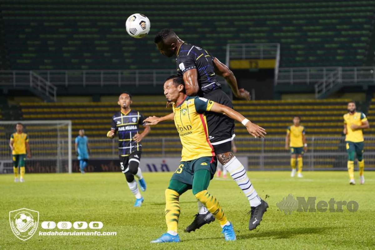 Pemain pertahanan KDA FC Rizal Ghazali (kiri) mempertahankan kubu Kedah selepas diasak pemain Sri Pahang Herold Goulon pada aksi Liga Super di Stadium Darul Aman. FOTO Ikhsan KDA FC