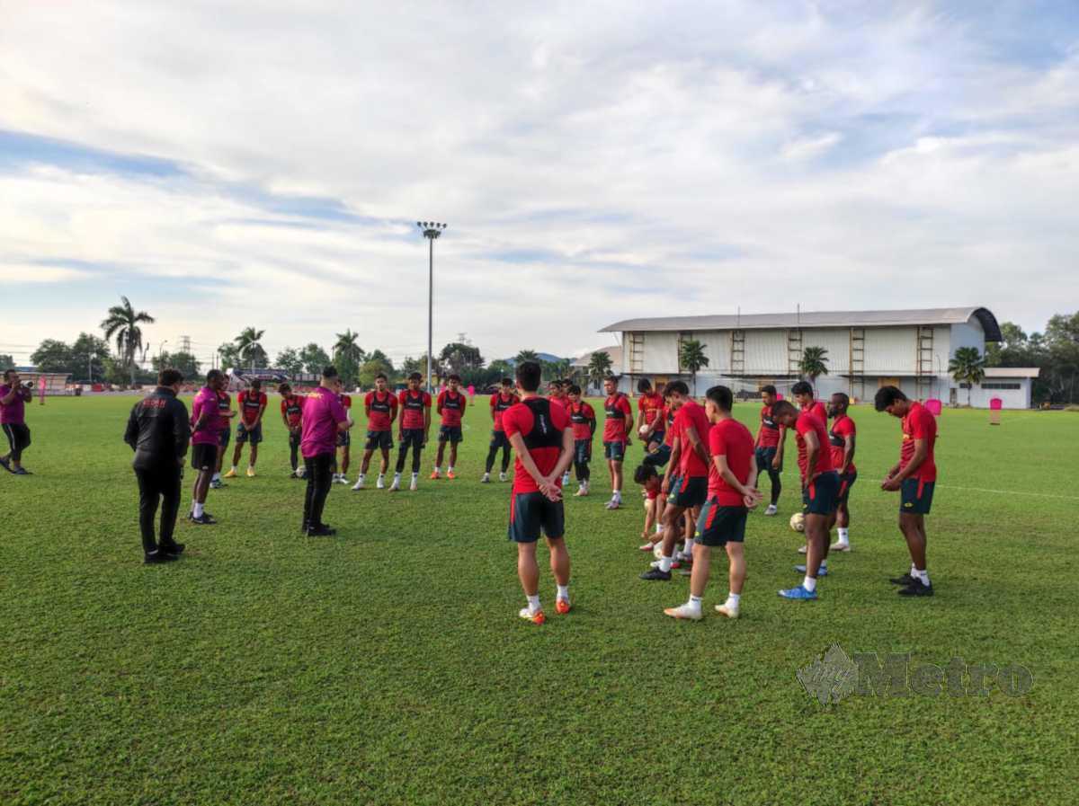 Aidil Sharin (tengah) memberi arahan kepada pemain. FOTO Izzali Ismail