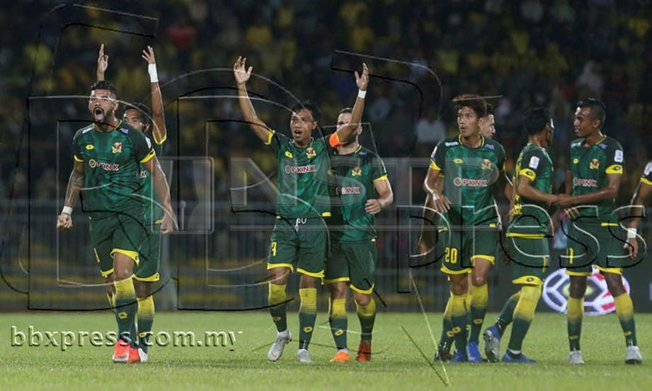 REAKSI pemain import Kedah, Renan Da Silva (kiri) selepas menjaringkan gol penyamaan ketika menentang Perak  di Stadium Perak. 