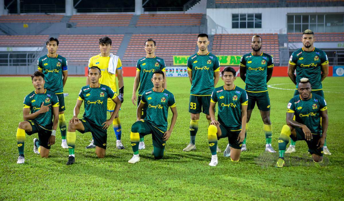 PEMINAT setia skuad Helang Merah bimbang campur tangan VIP itu dalam pengurusan pasukan. FOTO Arkib NSTP