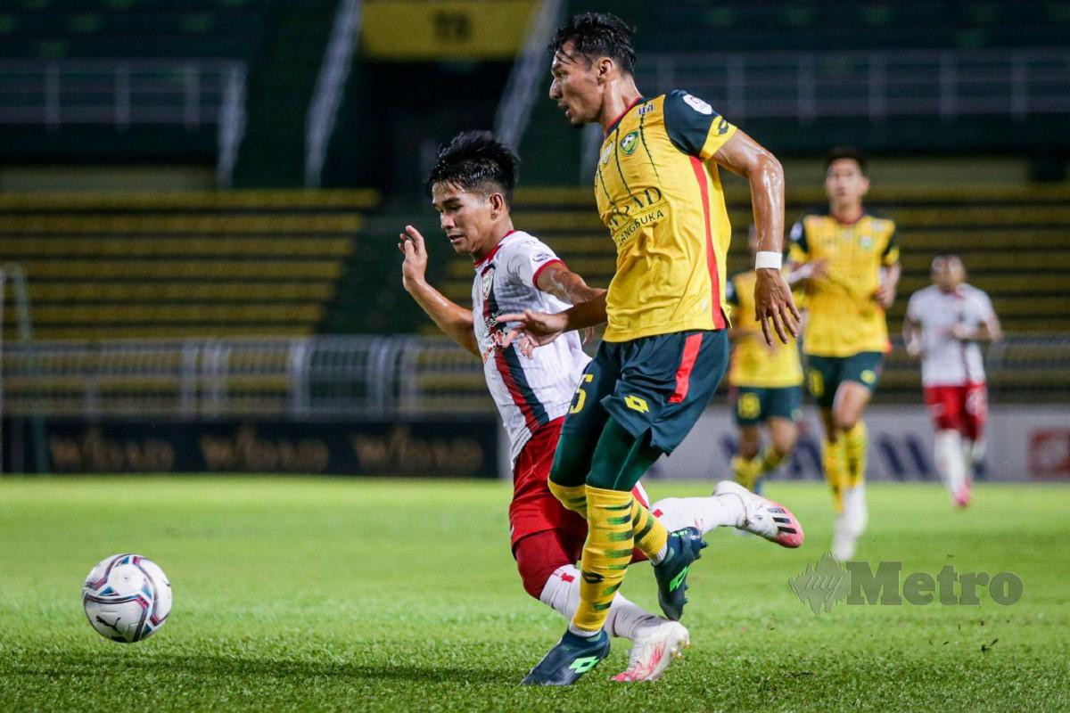 PEMAIN KDA FC, Rizal Ghazali (kanan) dicabar pemain Kelantan United, Mohd Amirul Shafik Che Soh. FOTO Luqman Hakim Zubir