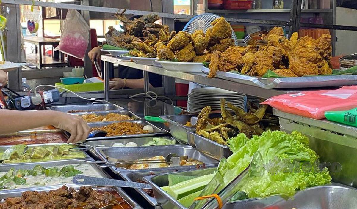 KEDAI makanan di medan selera ibu kota, Kuala Kumpur, pada hari kedua susulan kerajaan menamatkan sepenuhnya subsidi dan harga kawalan ayam. FOTO Nur Elysa Amirah Suhaimi