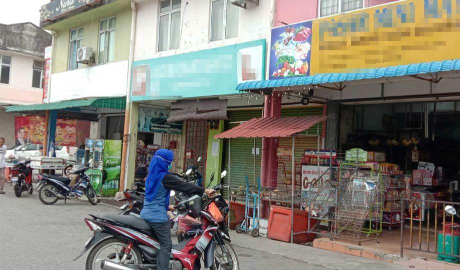 SALAH sebuah kedai runcit yang beroperasi mengikut masa yang ditetapkan oleh pihak Majlis Daerah Simpang Renggam (MDSR) di Taman Seri Lambak, Kluang. FOTO  Adnan Ibrahim