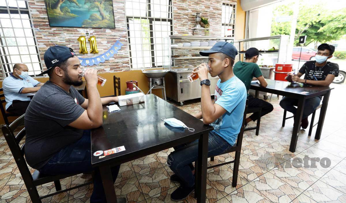TINJAUAN orang ramai mematuhi Prosedur Operasi Standard (SOP) yang berkuat kuasa dalam kawasan pelaksanaan Perintah Kawalan Pergerakan Bersyarat (PKPB) di Selangor, Kuala Lumpur dan Putrajaya sehingga 27 Oktober. FOTOMohd Fadli Hamzah