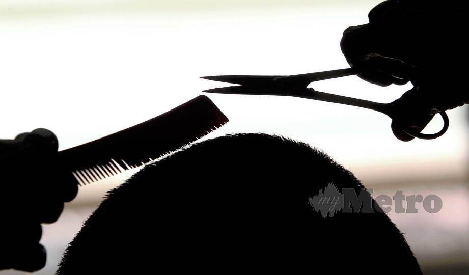 OPERASI kedai gunting rambut dan salon semasa Perintah Kawalan Pergerakan (PKP) fasa ketiga tertakluk kepada kelulusan permohonan. FOTO Arkib NSTP