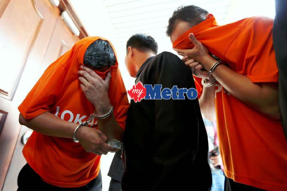 Suspek dibawa anggota SPRM untuk mendapatkan perintah tambahan reman selama empat hari di Mahkamah Majistret. FOTO Mikail Ong