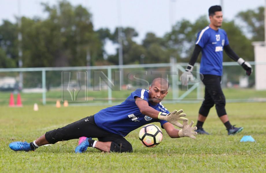 PENJAGA  gol TFC,  Mohd Suffian Ab Rahman  gigih berlatih.