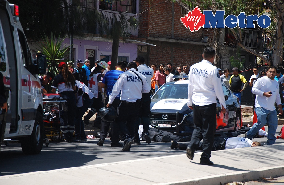 PARAMEDIK sedang membantu mangsa serangan bersenjata di Salamanca. -Foto AFP