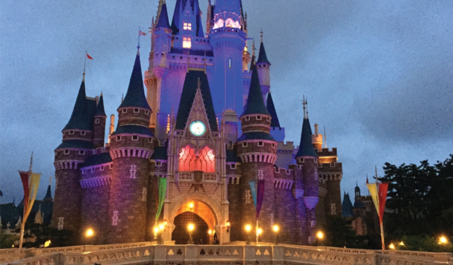 CAHAYA lampu berwarna-warni  mengindahkan istana Disneyland.