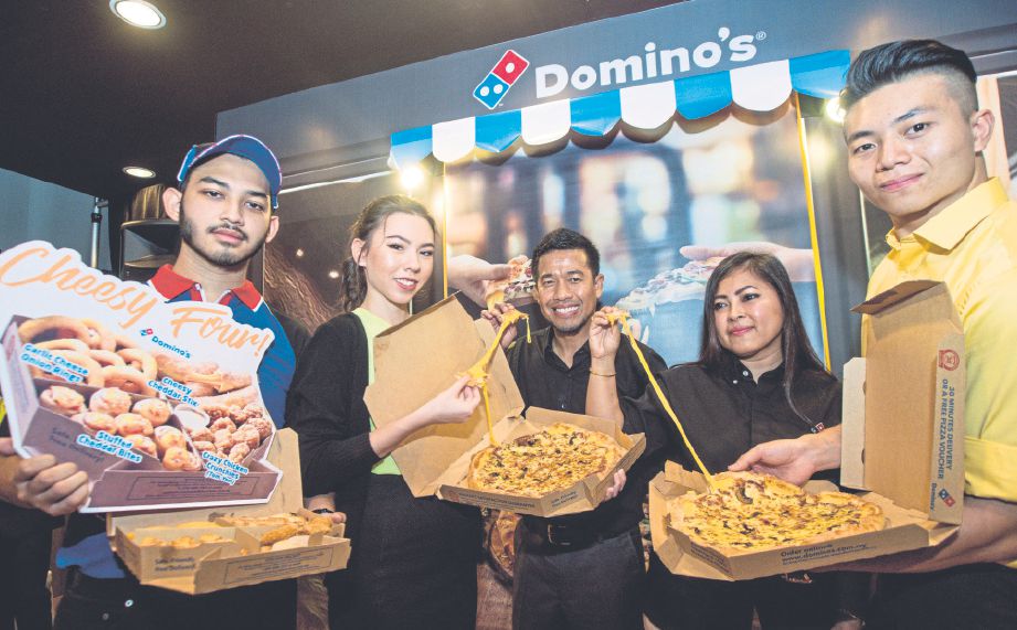 SHAMSUL (tengah) dan Pengurus Besar Pemasaran Domino’s Pizza Malaysia dan Singapura, Linda Hassan (dua dari kanan) memperkenalkan menu terbaru, Cheese Tarik Crust serta Cheesy Four.