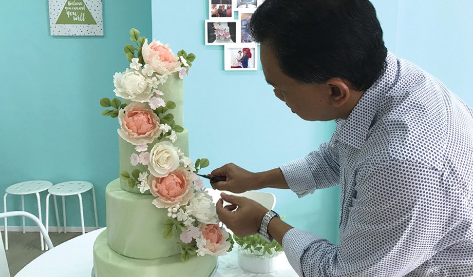 ZULKIFLEE memulakan langkah dalam penghasilan kek perkahwinan dengan mengambil kursus di ICCA Kota Damansara .