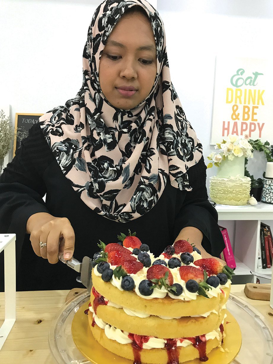 JULIE sanggup berulang-alik dari Ireland ke Malaysia selama setahun demi minat yang sama dalam bidang pembuatan kek perkahwinan.