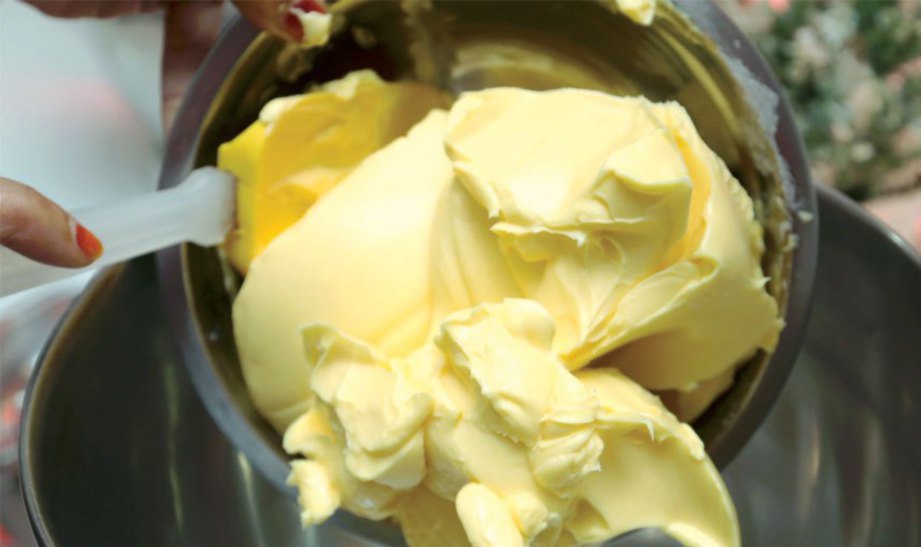 2. MASUKKAN gula kastor dan mentega (bahan A) di dalam bekas.