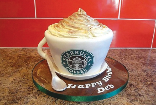 Cawan gergasi kopi Starbucks lengkap dengan krim putar dan sudu semuanya diperbuat menggunakan kek.