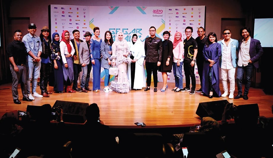 RAQIM (dua belas dari kiri) bersama peserta GV4 dan tenaga penggerak program realiti itu.