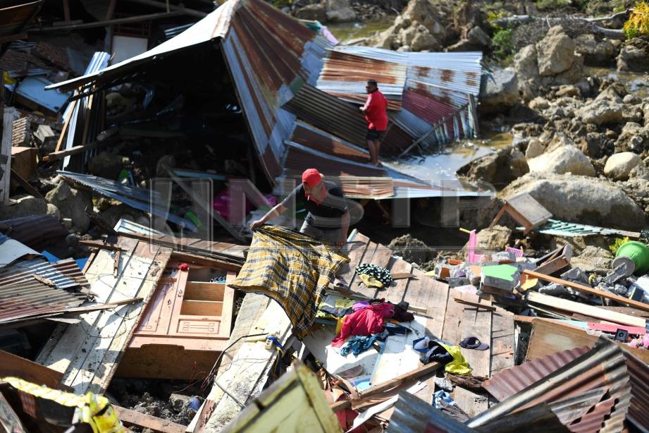 ANGGOTA penyelamat semakin masuk ke kawasan terpencil. FOTO/AFP 