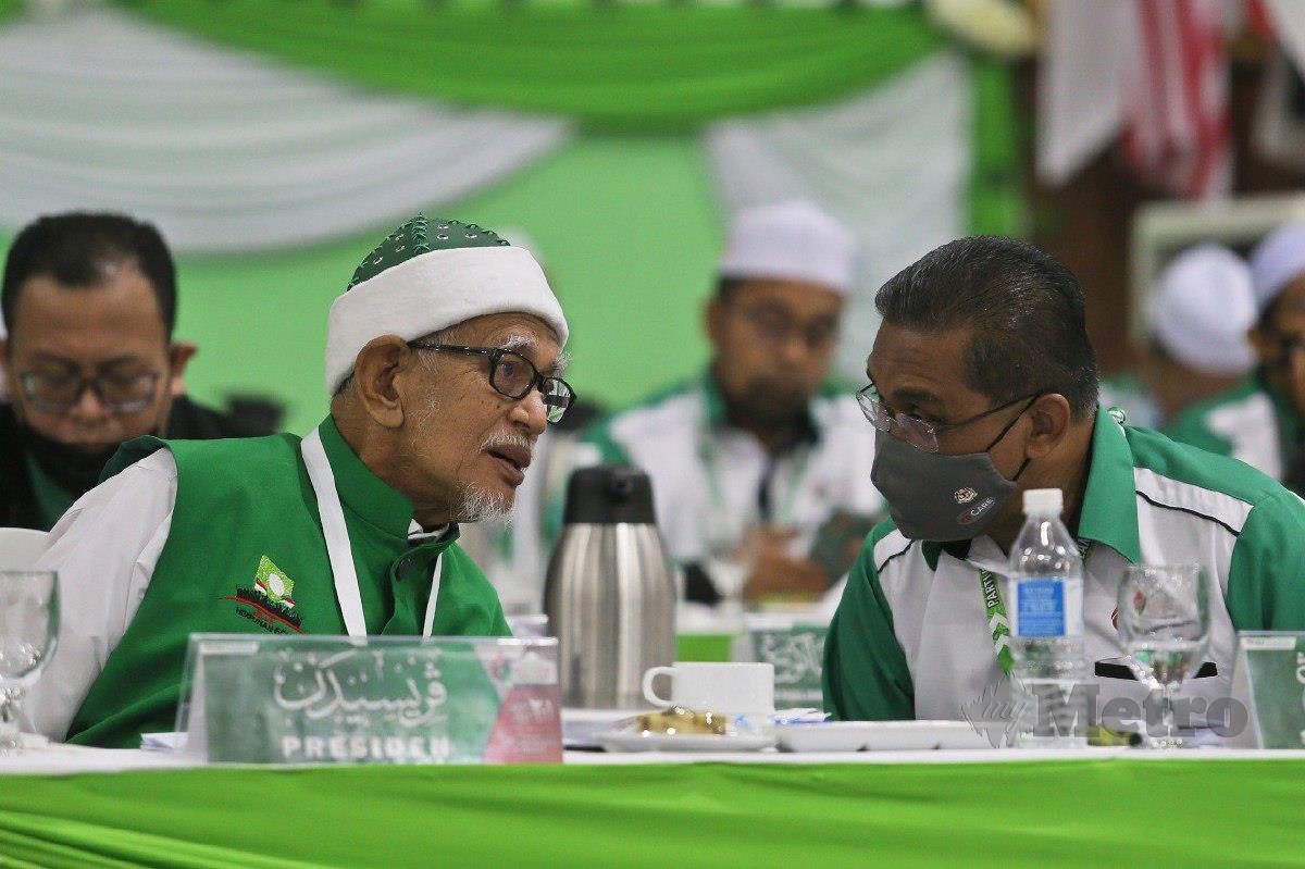 ABDUL Hadi kelihatan bercakap sesuatu dengan Setiausaha Agung PAS, Datuk Seri Takiyuddin Hassan pada Muktamar Tahunan Pas kali ke-67. FOTO Ghazali Kori