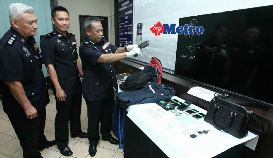 Sulaiman (tengah) menunjukkan pistol mainan yang dirampas dalam sidang media di IPD Johor Bahru Selatan. FOTO  Mohd Azren Jamaludin   