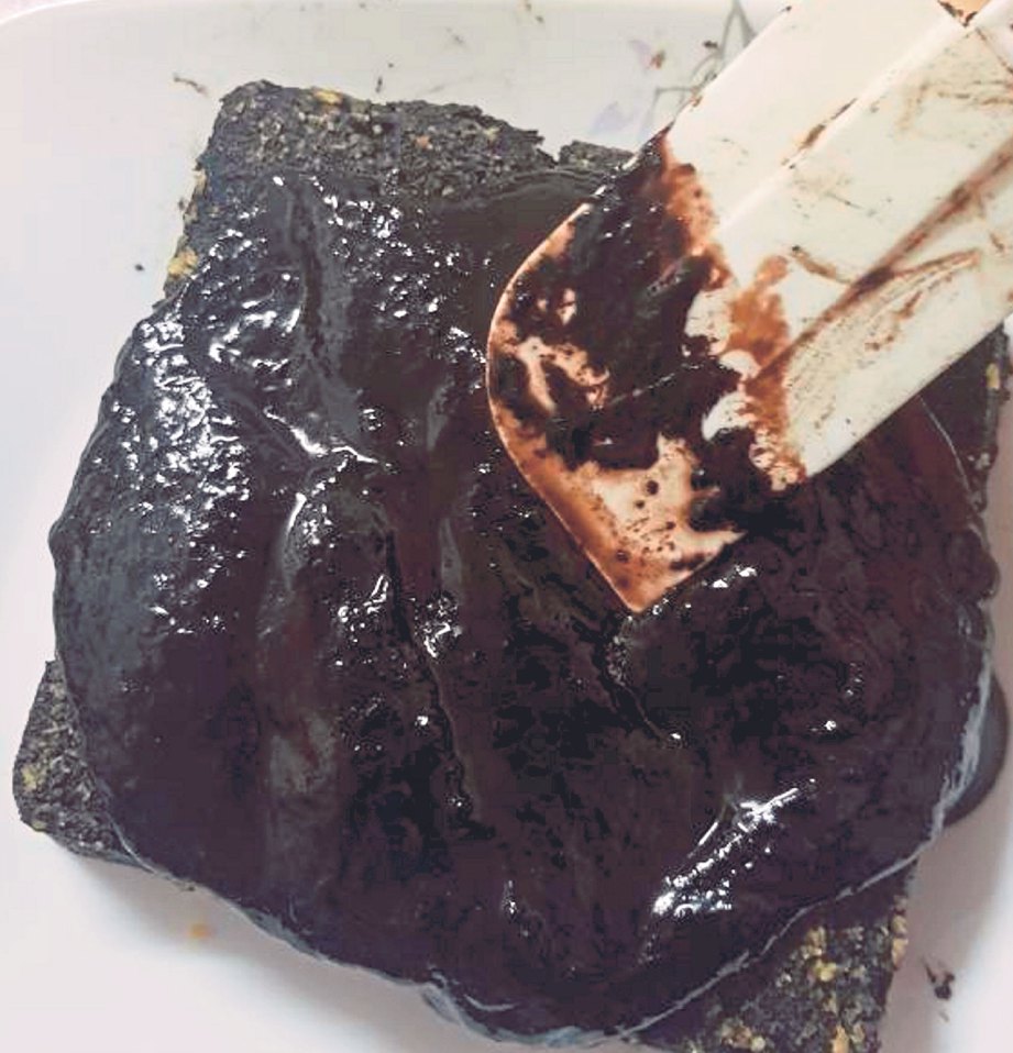 8. CAIRKAN coklat gelap dan tuang di atas kek yang siap dikukus.