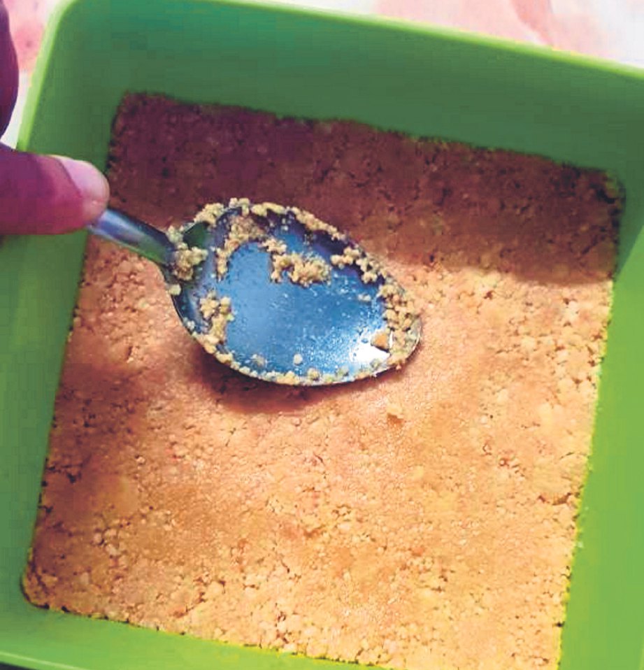 5. PADATKAN adunan biskut mentega di dasar bekas untuk mengukus.