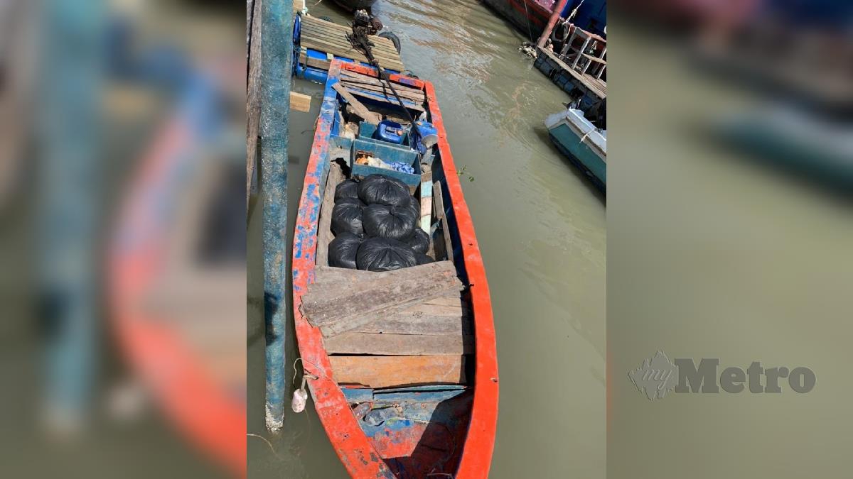POLIS marin menjumpai menemui 10 plastik daun ketum disembunyikan dalam bot di perairan Kuala Perlis, Kangar semalam. FOTO IHSAN PDRM